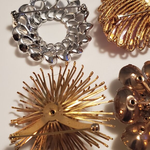 6 Pins or Brooches, items # A -1210-1215. wt. 142 grams . - Picture 8 of 14